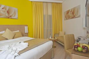 Postel nebo postele na pokoji v ubytování Al Khoory Executive Hotel, Al Wasl