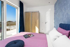 - une chambre avec un lit violet et un balcon dans l'établissement Villa Angie with Heated Pool, à Vodnjan