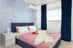 Un ou plusieurs lits dans un hébergement de l'établissement Villa Angie with Heated Pool