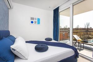 une chambre avec un lit et un balcon dans l'établissement Villa Angie with Heated Pool, à Vodnjan 37 autres photos