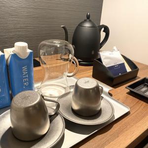 Příslušenství pro přípravu čaje a kávy v ubytování HOTEL SAILS