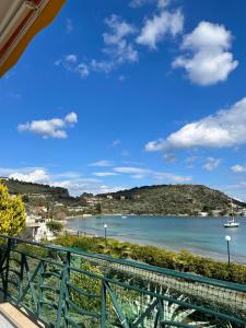 balcone con vista sul mare. di Golden Coast Panagias Apartment a Volos