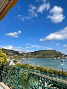 balcone con vista sul mare. di Golden Coast Panagias Apartment a Volos