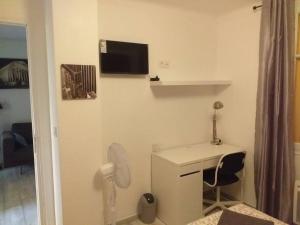 Zdjęcie z galerii obiektu Domus cesar, parking, wifi, gare et arènes w mieście Nîmes