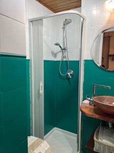 ナポリにあるcasetta gioiaのバスルーム(シャワー、シンク付)