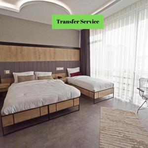 Postel nebo postele na pokoji v ubytování Skylon Airport Hotel
