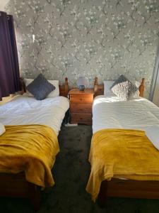 Кровать или кровати в номере Spacious Swanky Home 4 Groups & Contractors near NEC & Airport