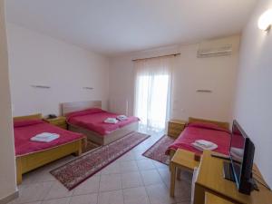 A bed or beds in a room at Hotel Kastro Még 37 kép