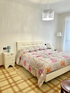 San Benedetto Val di SambroにあるCasa Vacanze Ca' di Lucchiniのベッドルーム1室(ベッド1台、テーブル、椅子付)