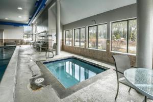 a swimming pool in a house with a table and chairs at Lenawee 1728 in Keystone