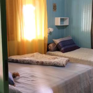 1 dormitorio con 2 camas y 1 perro en el suelo en Pousada Atlântica stay home en Tramandaí