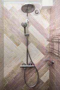una ducha con cabezal de ducha en un baño en Cozy central flat in Varna Downtown, en Varna 10 fotos más