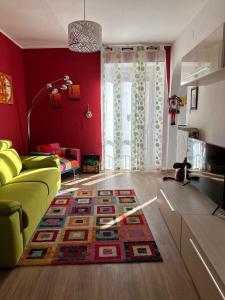 sala de estar con sofá amarillo y alfombra en Appartamento Sole&Luna, en Sulmona