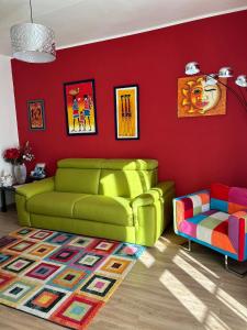 sala de estar con sofá verde y alfombra en Appartamento Sole&Luna, en Sulmona