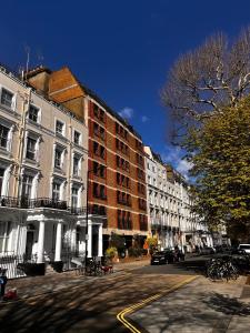 une rangée de bâtiments dans une rue de la ville dans l'établissement Hyde Park Great for Families 2beds & 2baths flat Fantastic location!, à Londres