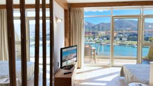 - une chambre avec une télévision et une grande fenêtre dans l'établissement Fronte Mare Suites - ArgonautiVacanze, à Portoferraio 64 autres photos