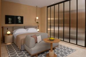 um quarto com uma cama e um sofá em Six Senses Rome em Roma