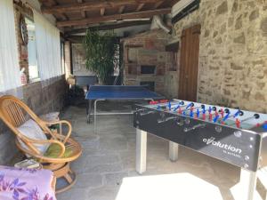 een tafeltennistafel in een kamer met een tafeltennisbal bij Villa Toscana in Loro Ciuffenna