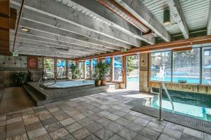 una piscina cubierta con bañera de hidromasaje en un edificio en Edgewater 1436 en Keystone