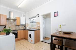 Η κουζίνα ή μικρή κουζίνα στο Comfy and homely ideal for families and contractors hosted by Our Home Short Stays fast WiFi and crisp white hotel standard linen +17 φωτογραφίες