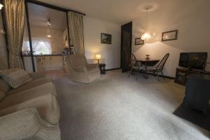 O zonă de relaxare la Grange Cottage Lakeside Windermere +13 fotografii