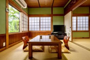 Ruang duduk di 由布の里 旅荘 牧場の家 Ryoso Makibanoie