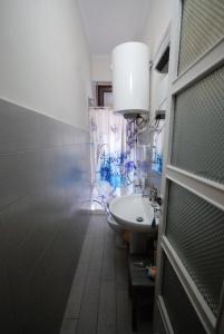 La salle de bains est pourvue d'un lavabo et de toilettes. dans l'établissement Lovely 1-Bedroom Apartment in Lingotto Area, à Turin