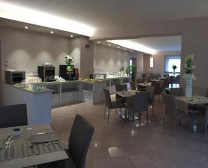 Restaurant ou autre lieu de restauration dans l'établissement Hotel Dori