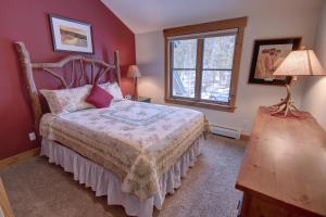 1 dormitorio con cama y ventana en Ski Tip Ranch 8701, en Keystone