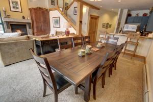 een eetkamer en een keuken met een houten tafel en stoelen bij Ski Tip Ranch 8701 in Keystone