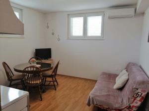 - un salon avec un canapé et une table dans l'établissement Apartman Anamarija, à Split