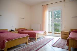 A bed or beds in a room at Hotel Kastro