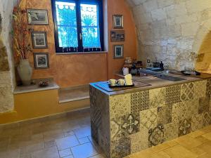 A kitchen or kitchenette at Case vacanza e camere in Villa Isabella con parcheggio custodito e wifi