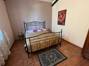 A bed or beds in a room at Case vacanza e camere in Villa Isabella con parcheggio custodito e wifi