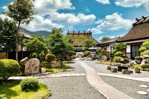 Pemandangan gunung umum atau pemandangan gunung yang diambil dari ryokan
