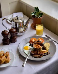 惠特比的住宿－Raithwaite Sandsend，包括一盘鸡蛋和烤面包的早餐桌