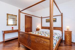 a bedroom with a four poster canopy bed at VILLA GERLA, un angolo di paradiso vicino Padova e Venezia in Padova