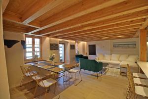 un salon avec une table et un canapé dans l'établissement LA CORTE ANTEY - Pilier, à Antey-Saint-André