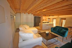 un salon avec un canapé blanc et une table dans l'établissement LA CORTE ANTEY - Pilier, à Antey-Saint-André