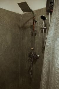 een badkamer met douche bij Ollie resort in Ella