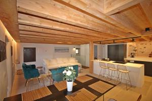 cocina y sala de estar con mesa y sillas en LA CORTE ANTEY - Coucher de Soleil/ Pilier en Antey-Saint-André