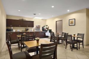 Kuchyň nebo kuchyňský kout v ubytování Days Inn by Wyndham Brampton