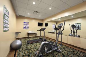 Fitness centrum a/nebo fitness zařízení v ubytování Days Inn by Wyndham Brampton