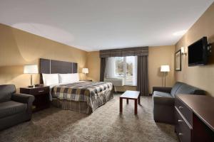 Postel nebo postele na pokoji v ubytování Days Inn by Wyndham Brampton + 37 fotografií