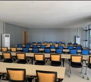 une salle de classe avec des bureaux et des chaises dans une salle dans l'établissement R&F Princess Cove - JB Causeway - Sauna - Netflix - Hotel Like Facilities, à Johor Bahru 32 autres photos