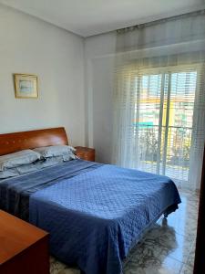 アリカンテにあるApartment Svetlana 2のベッドルーム(青いベッド1台、窓付)