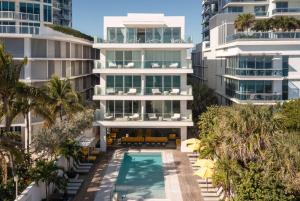 uma vista aérea de um edifício com piscina em MB Hotel, Trademark Collection by Wyndham em Miami Beach