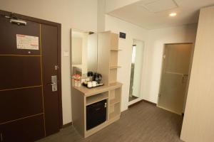 een kamer met een badkamer met een aanrecht en een spiegel bij Best Western Batang Garing in Palangkaraya