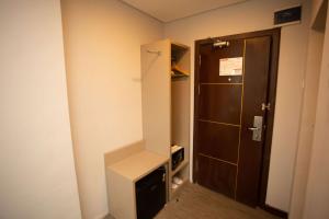 La petite salle de bains est pourvue d'une douche et d'une porte. dans l'établissement Best Western Batang Garing, à Palangka Raya