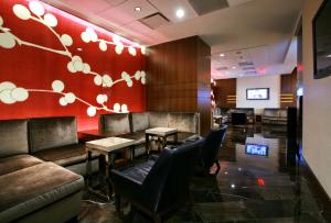 een restaurant met banken en tafels en een rode muur bij Hyatt Regency Crystal City at Reagan National Airport in Arlington